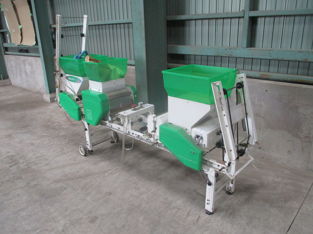 スズテック うすまきオート播種機と育苗箱 スズテック｜農機具通販の